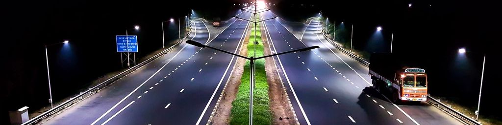 Voie rapide éclairée de nuit, empruntée par les départs matinaux.