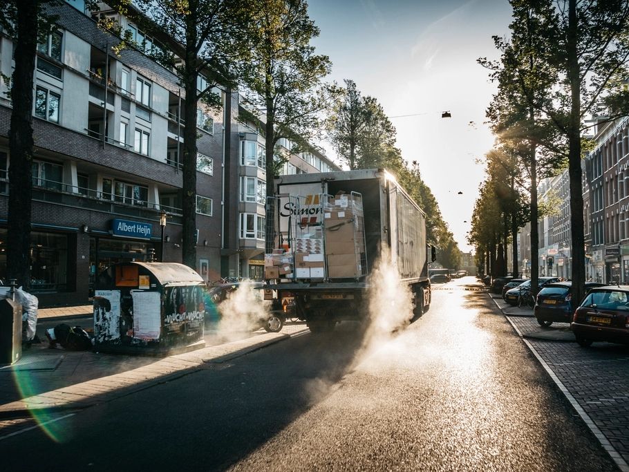 Véhicule de livraison en manœuvre dans une rue, en fin de tournée.